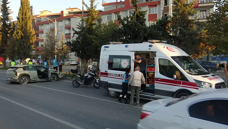 otomobil bariyere çarptı: 3 yaralı