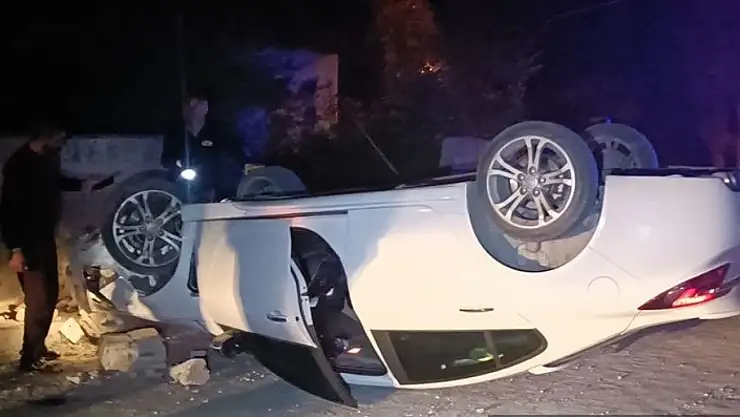 Otomobil kaldırımda yürüyen yayaya çarpıp devrildi, 2 kişi ağır yaralandı