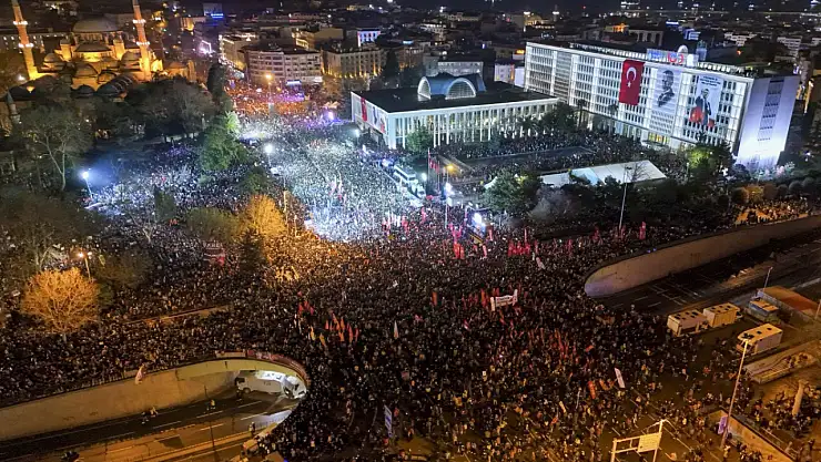 Özgür Özel'den Ekrem İmamoğlu'na destek: Medya eleştirisi ve boykot çağrısı