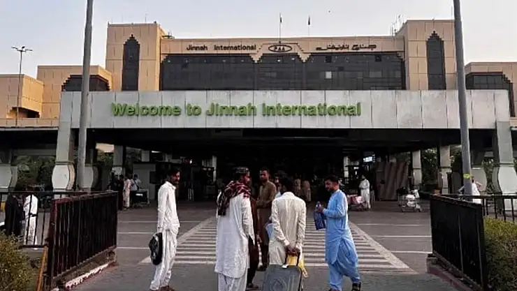 Pakistan hava sahası uçuşlara yeniden açıldı