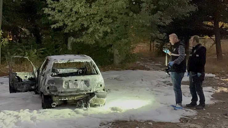 Park Halindeki Araç Kundaklandı: Yangın Sonrası Tamamen Küle Döndü