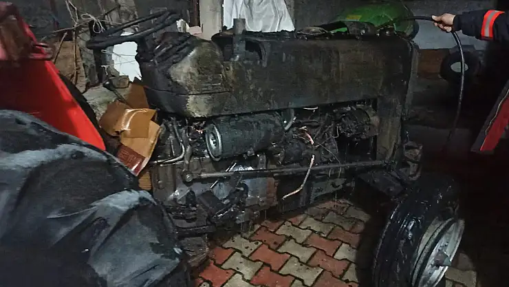 Park halindeki traktör yandı