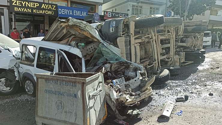 Paşaköşkü'nde Kaza Faciası: Kamyon Yol Kenarındaki Araçları Biçti