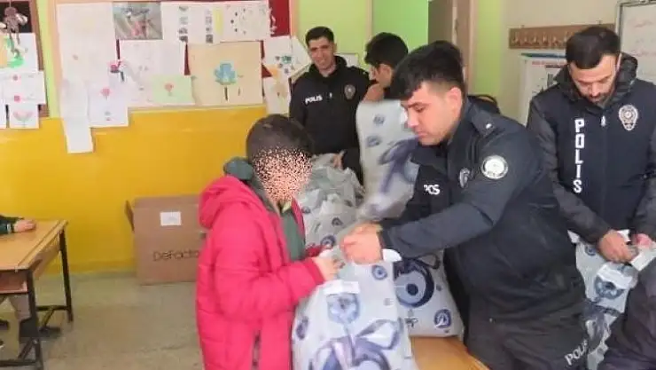 Polislerden mont ve kışlık ayakkabı yardımı