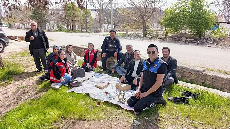 Polislerden 'Pasta Bizden Çay Sizden' ziyaretleri devam ediyor