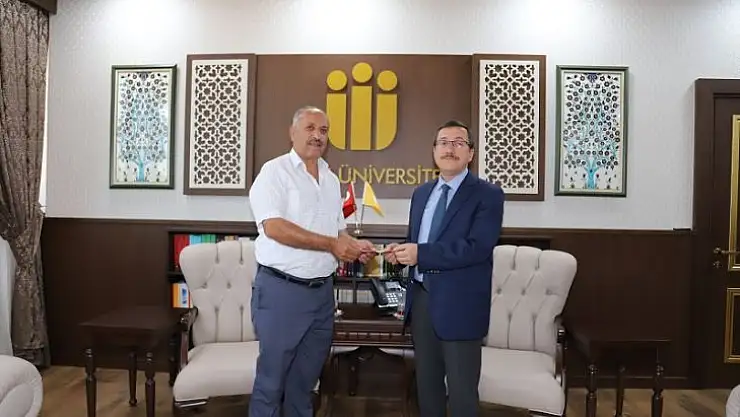 Rektör Kızılay Kurban vekaletini Türk Kızılay'ına bağışladı