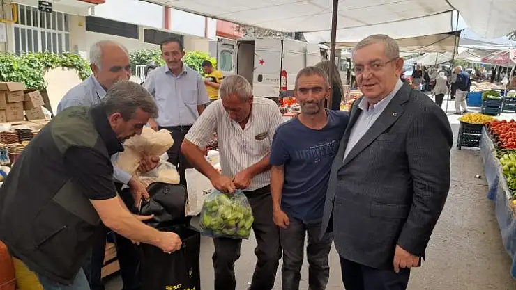 Reşat Erdoğan semt pazarlarını geziyor..