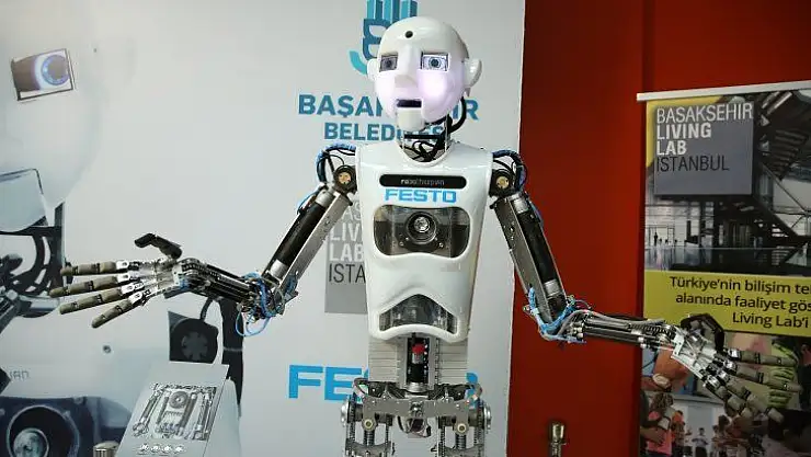 Robothespian eğitim verdi, Robot Rıfkı güldürdü