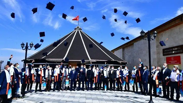 Sertifikalarını Aldılar, Keplerini Havaya Attılar