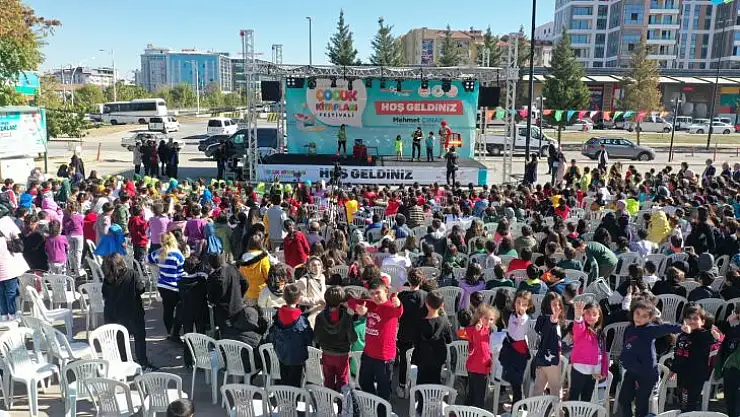 Sirk Gösterileri 'Yeşilyurt Çocuk Kitapları' Festivaline Damga Vurdu