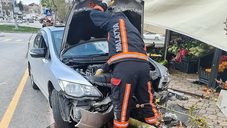 Sürücünün kontrolünü kaybettiği araç ağaca çarptı