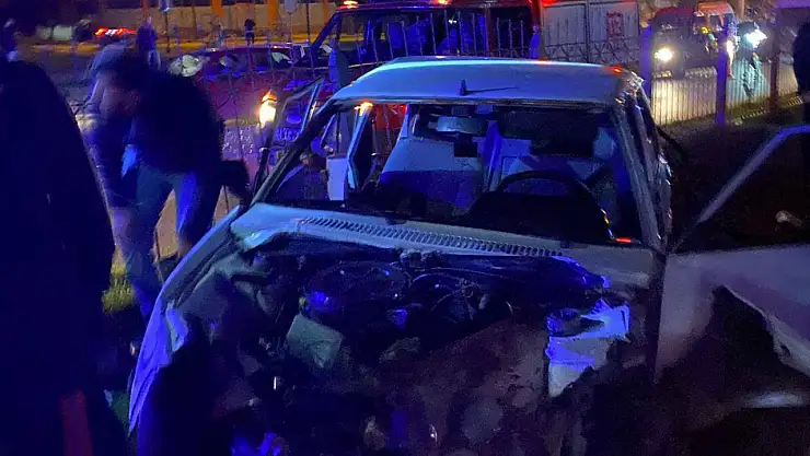 Sürücünün kontrolünü kaybettiği otomobil dehşet saçtı: 4 yaralı