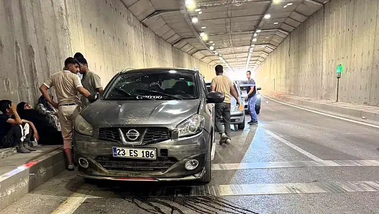 SUV Araç Hafriyat Kamyonuna Çarptı: Tünelde Trafik Aksadı