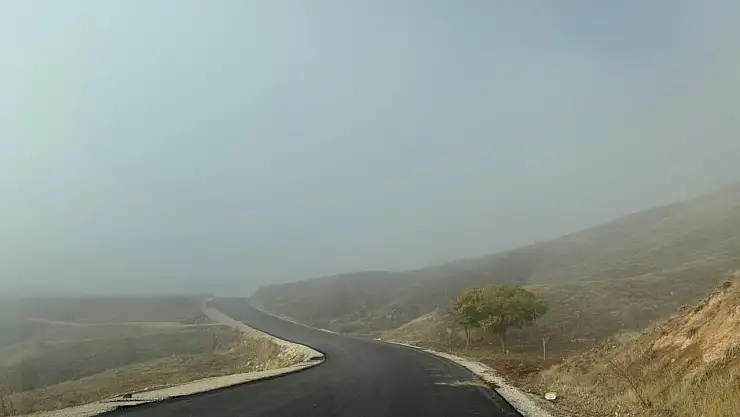 Tepeköy'de Çizgisiz Yol Endişesi: Sisle Birleşince Risk Katlandı