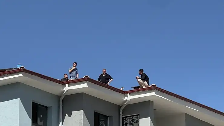 TOKİ Şantiyesinde Gergin Anlar: İşçi Parasını Alamayınca Çatıya Çıktı