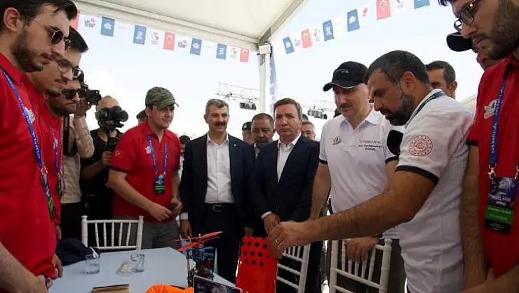 Ulaştırma ve Altyapı Bakanı Adil Karaismailoğlu, 7. Türksat Model Uydu Yarışması'nı takip etti.