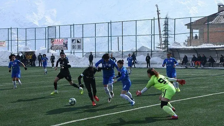 Vali Akbıyık Hakkarigücü İle Beşiktaş Kadın Futbol Takımları Arasında Oynanan Maçı İzledi