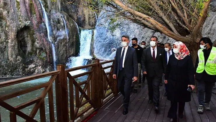 Vali Baruş, Darende İlçesinde Muhtarlarla Toplantı Düzenledi