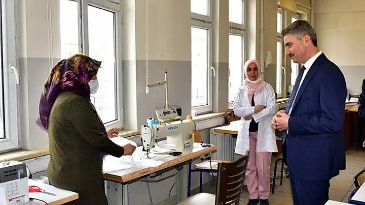 Vali Baruş Maske ve Dezenfektan Üretimi Yapan Liseleri Ziyaret Etti