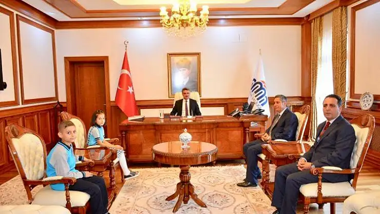 Vali Baruş Öğrencileri Makamında Kabul Etti