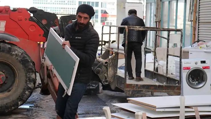 Vatandaşlar Hasarlı Binalardan Eşyalarını Taşımaya Başladı