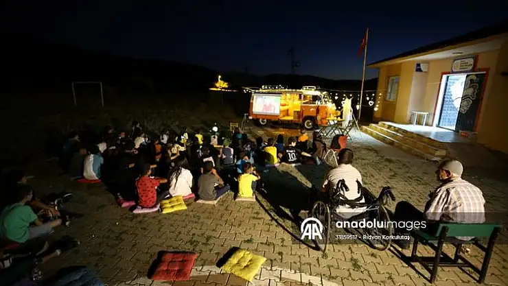 Vosvos karavanıyla köylere gidip çocuklara sinema keyfi yaşatıyor
