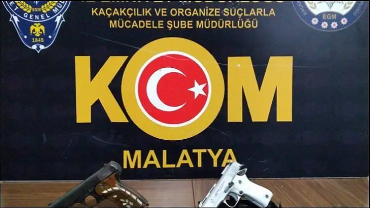 Yastık İçine gizlenmiş ruhsatsız 2 Tabanca ele geçirildi.