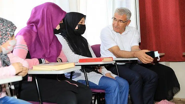 Yaz Kur'an Kursuna katılan öğrencileri ziyaret etti.