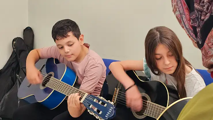 Yaz Okulu'na Katılan Öğrenciler Hem Öğreniyor Hem Eğleniyor.