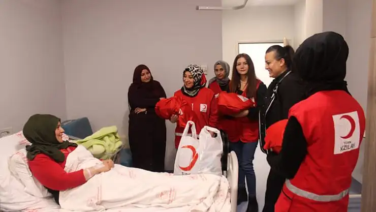Yeni yılın ilk bebekleri Kızılay' ın Sevgi bohcalarıyla kucaklandı
