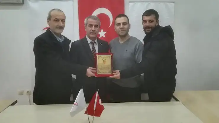 YEŞİLDERden Kızılay'a anlamlı plaket