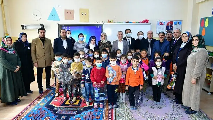 Yeşilyurt Belediye Başkanı Mehmet Çınar, Kuyulu İlkokul Ve Ortaokulunu Ziyaret Etti