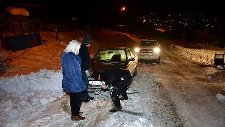 Yeşilyurt Belediye Ekipleri Hem Kapanan Yolları Açıyor Hemde Vatandaşların Yardımına Koşuyor