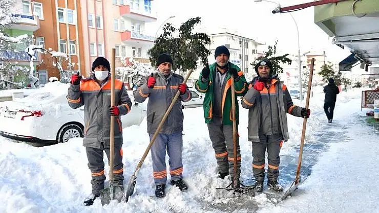 Yeşilyurt Belediyesi Ekipleri 24 Saat Kar Mesaisinde!