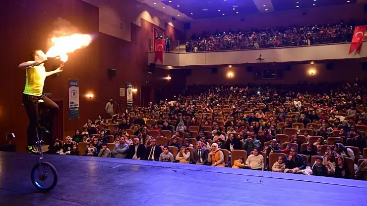 Yeşilyurt'un Mutlu Çocukları 'Yetenek Sirkiniz Cambaz Mihtat' Gösterisinde Doyasıya Eğlendi
