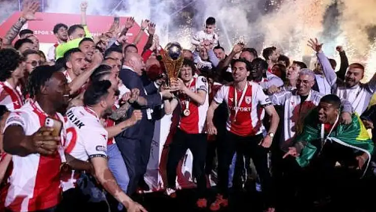 Yılport Samsunspor'a Şampiyonluk Kupasını TFF Başkanı Mehmet Büyükekşi Verdi