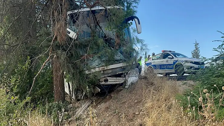 Yolcu Otobüsü ile Otomobil Çarpıştı: Aynı Aileden 4 Ölü