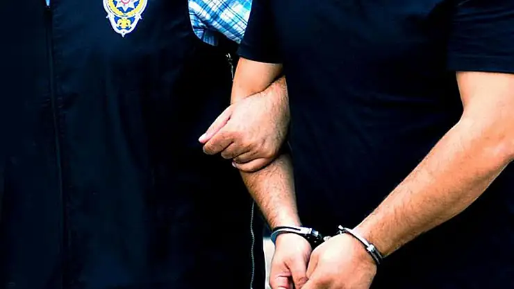 Yurt dışına kaçırmaya çalışan 2 FETÖ şüphelisi tutuklandı