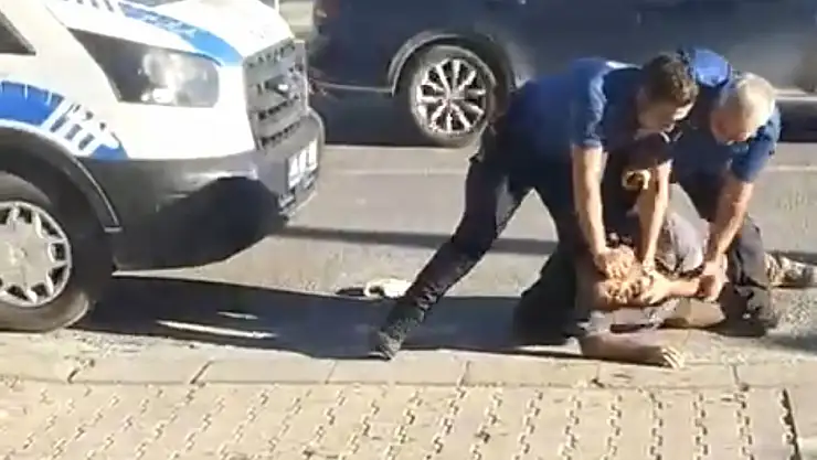 Zabıta Aracına Kaldırım Taşıyla Saldırdı: Polis Müdahale Etti