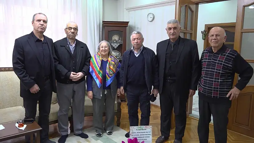 51 Yıl Sonra Duygusal Buluşma: Eski Öğrencilerinden Emekli Öğretmene Sürpriz Ziyaret