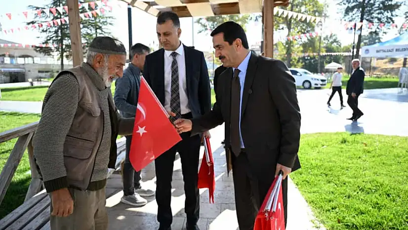 Battalgazi'de Cumhuriyet Coşkusu: Başkan Taşkın Vatandaşlara Türk Bayrağı Hediye Etti