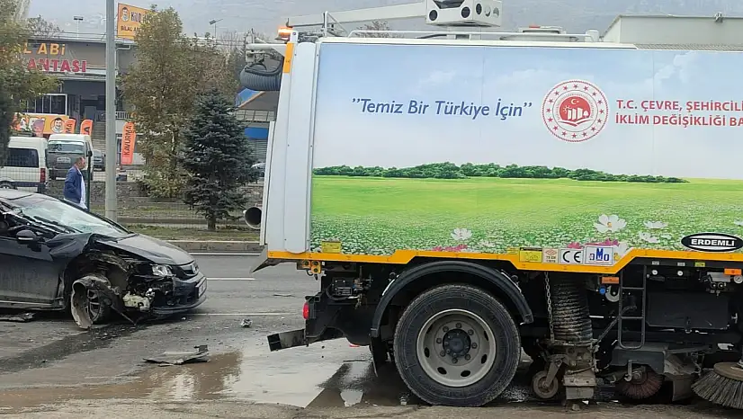 Çöp Kamyonuna Arkadan Çarptı, Ölümden Döndü