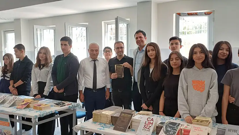 Cumhuriyet Anadolu Lisesi Öğrenci ve Öğretmen Kitapları Tanıtım Ve İmza Günü Etkinliği