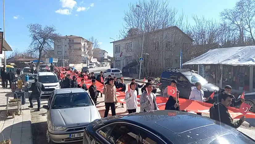 Dilek Mahallesi'nde Bayrak Korteji Yürüyüşü Büyük İlgi Gördü