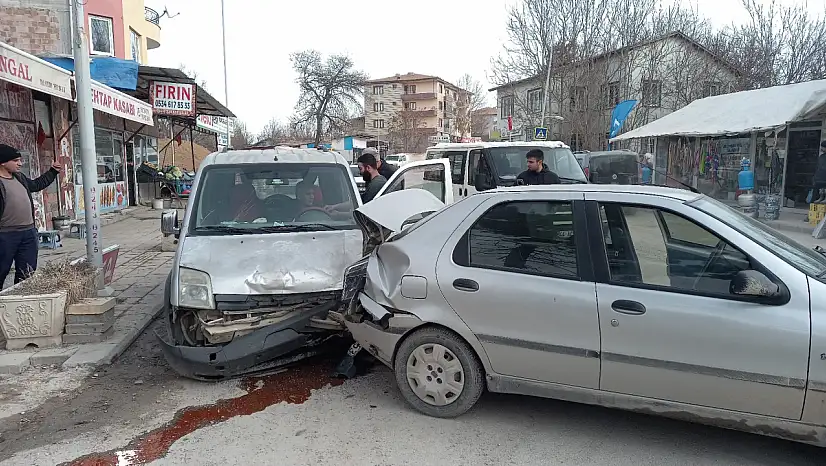 Dilek Mahallesi'nde Feci Kaza: Sürücü Araçta Sıkıştı
