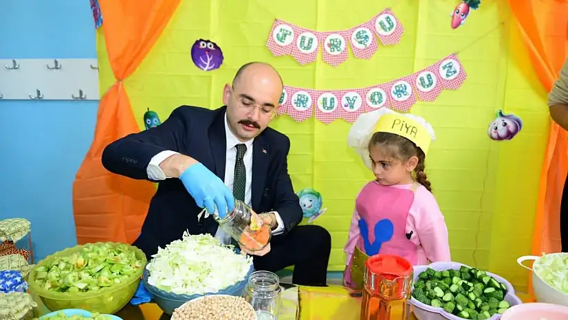 Doğanşehir'de Miniklerden Renkli Etkinlik: Turşu Kurup Sonbaharı Karşıladılar