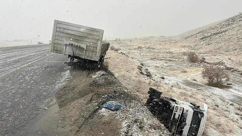 Doğanşehir'de Tır Şarampole Devrildi: 1 Yaralı
