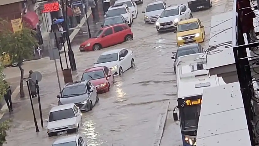 Elazığ'da sağanak yağış hayatı olumsuz etkiledi