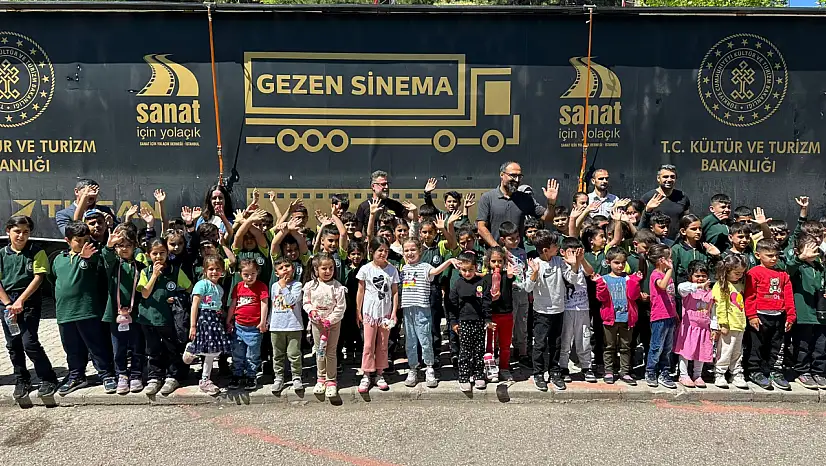 Gezen Sinema Tırı Elazığ'da Binlerce Çocuğu Sinemayla Buluşturuyor
