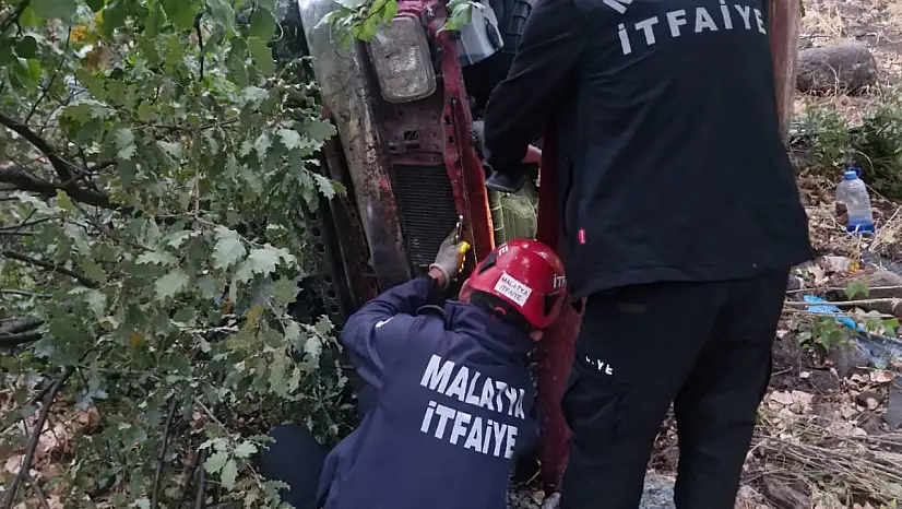 Hekimhan'da Yağış Kazaya Neden Oldu: Pikap Şarampole Uçtu, 2 Yaralı